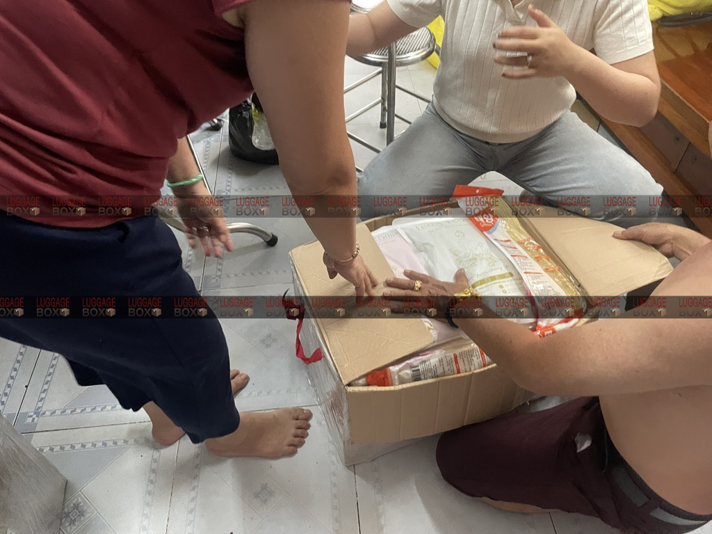 thùng giấy sân bay